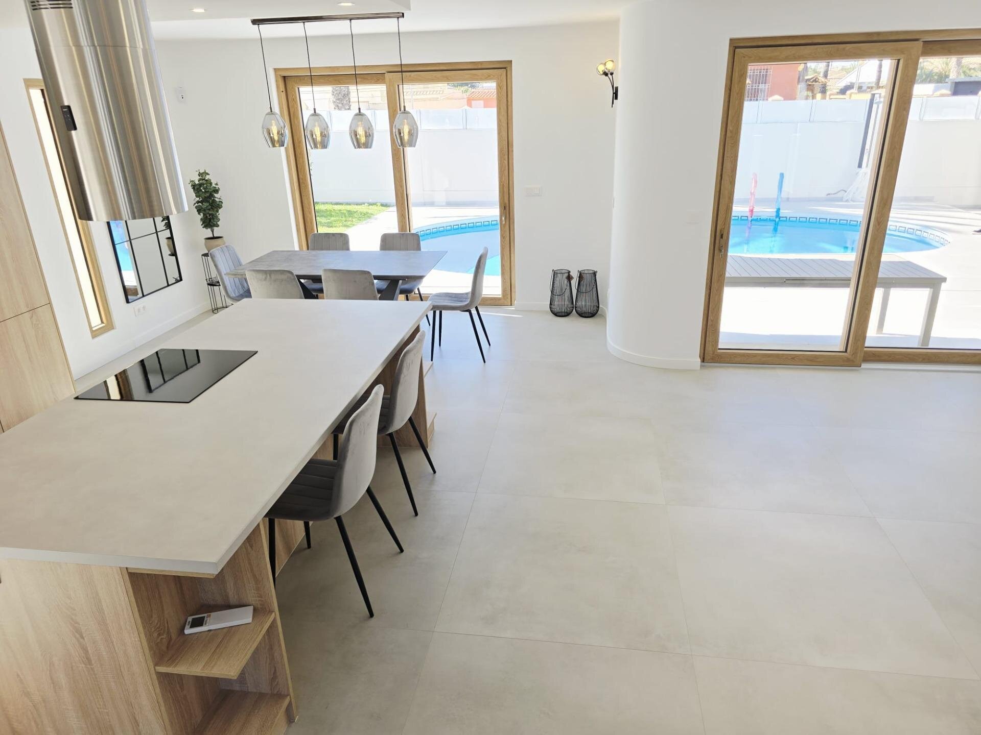 3-Bedroom Villa in Muy Cerca de la Playa, Cabo Roig - Image 11