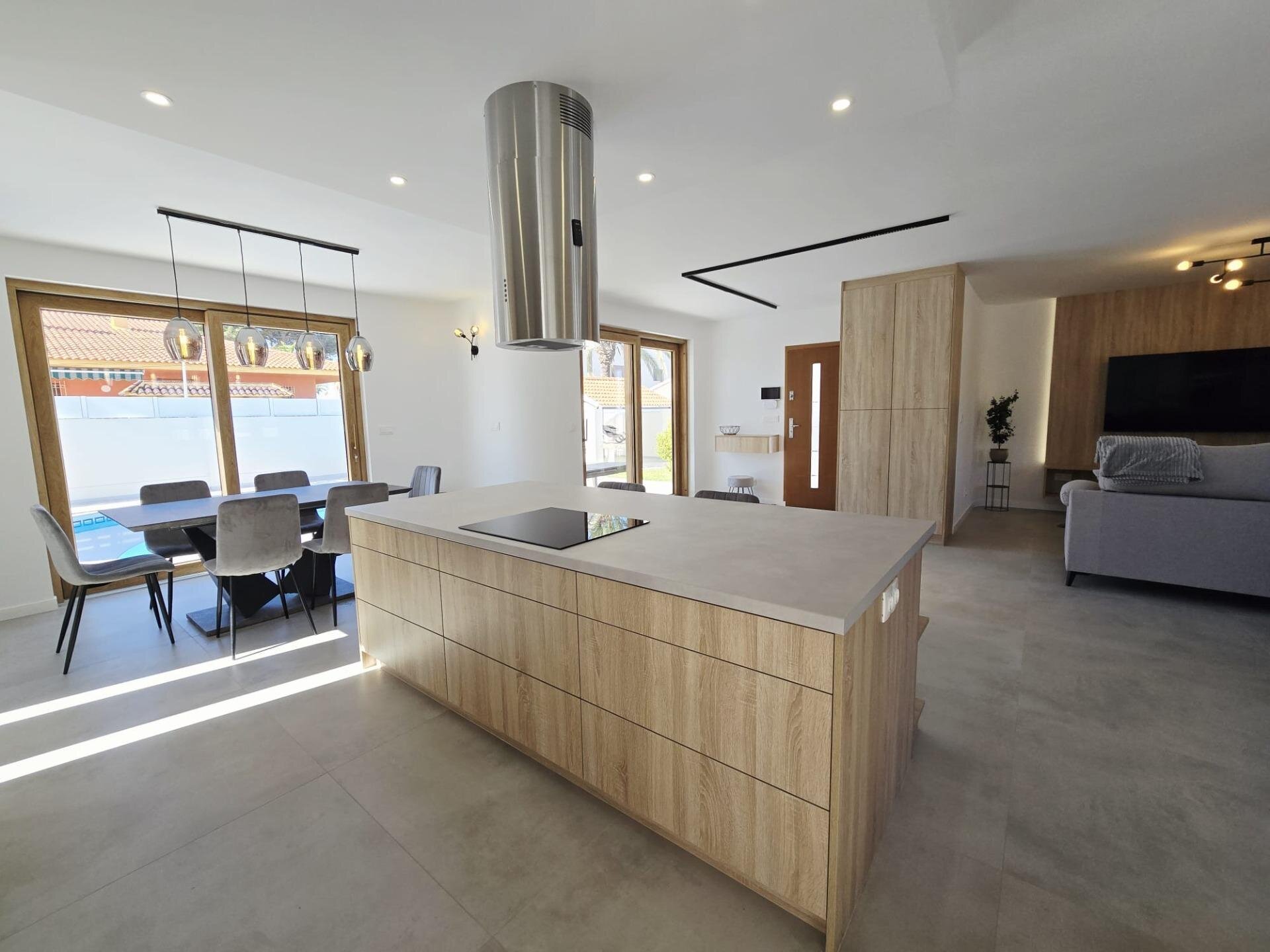 3-Bedroom Villa in Muy Cerca de la Playa, Cabo Roig - Image 12