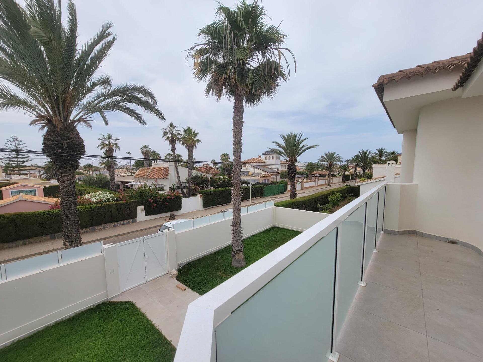 3-Bedroom Villa in Muy Cerca de la Playa, Cabo Roig - Image 2