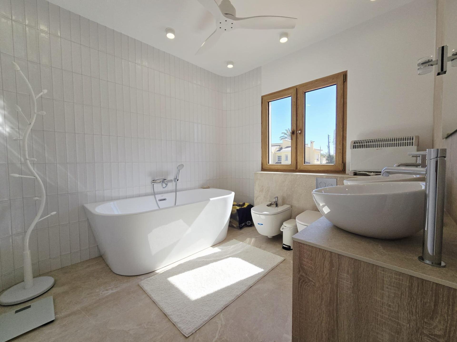3-Bedroom Villa in Muy Cerca de la Playa, Cabo Roig - Image 24