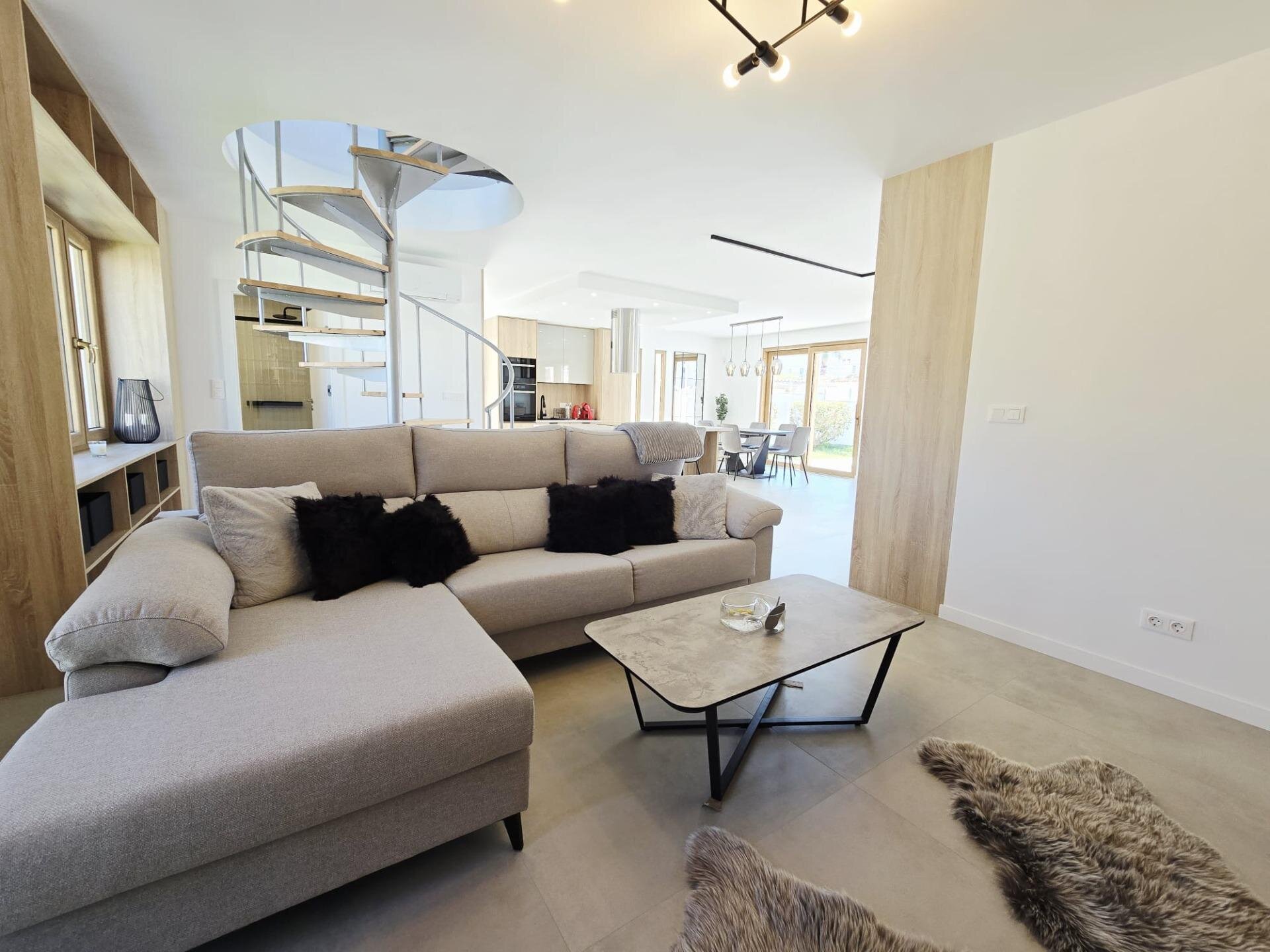 3-Bedroom Villa in Muy Cerca de la Playa, Cabo Roig - Image 4