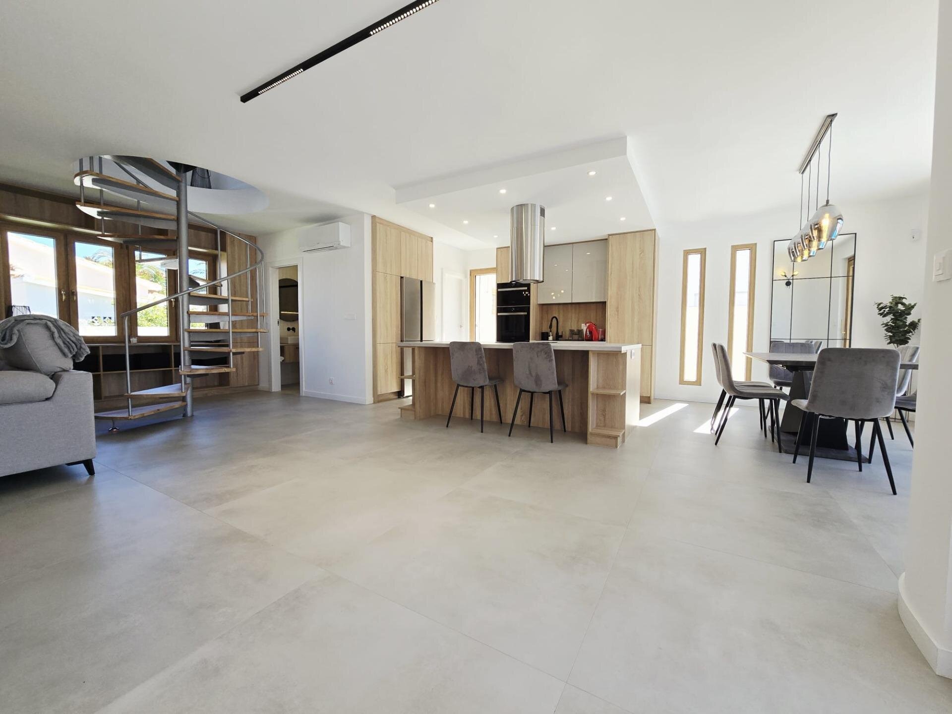 3-Bedroom Villa in Muy Cerca de la Playa, Cabo Roig - Image 8