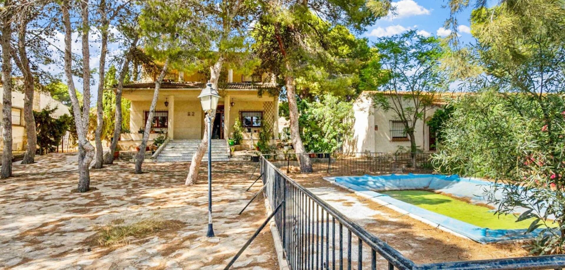 8-Bedroom Villa in La Siesta, Torrevieja - Image 1