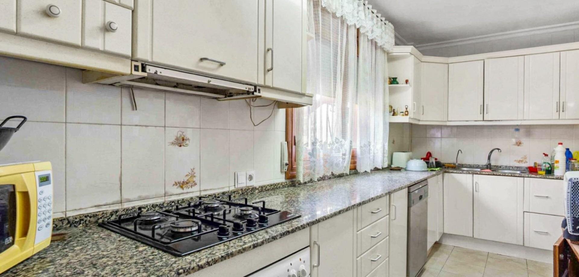 8-Bedroom Villa in La Siesta, Torrevieja - Image 11