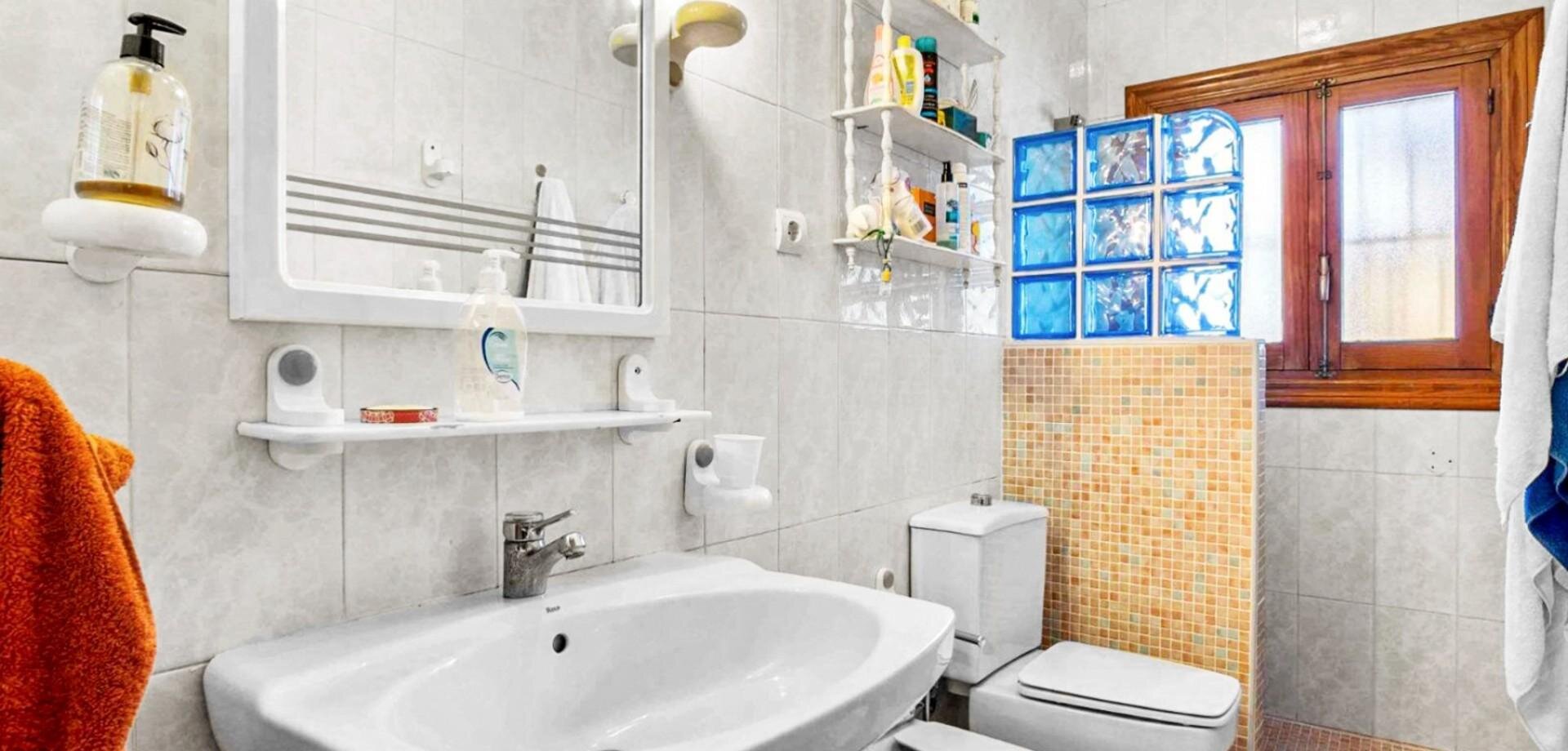 8-Bedroom Villa in La Siesta, Torrevieja - Image 14