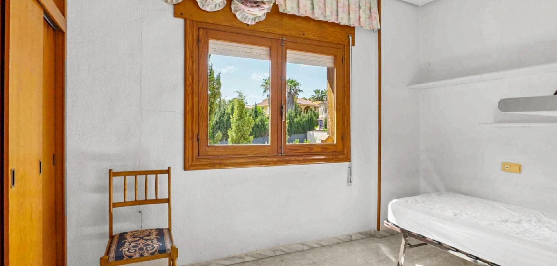 8-Bedroom Villa in La Siesta, Torrevieja - Image 19