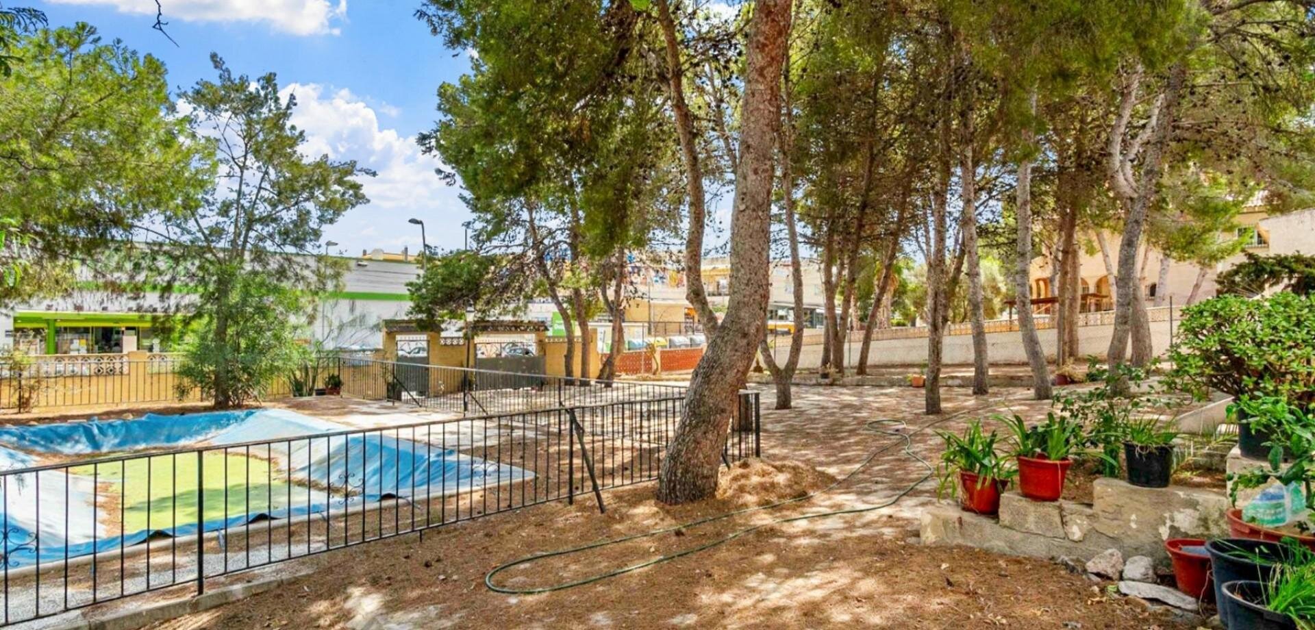 8-Bedroom Villa in La Siesta, Torrevieja - Image 2