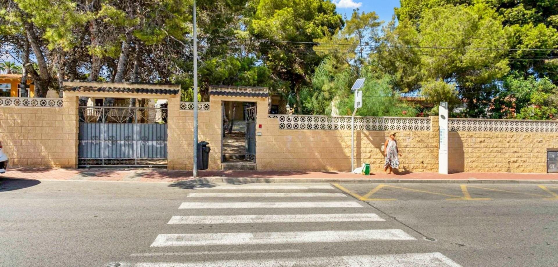 8-Bedroom Villa in La Siesta, Torrevieja - Image 22