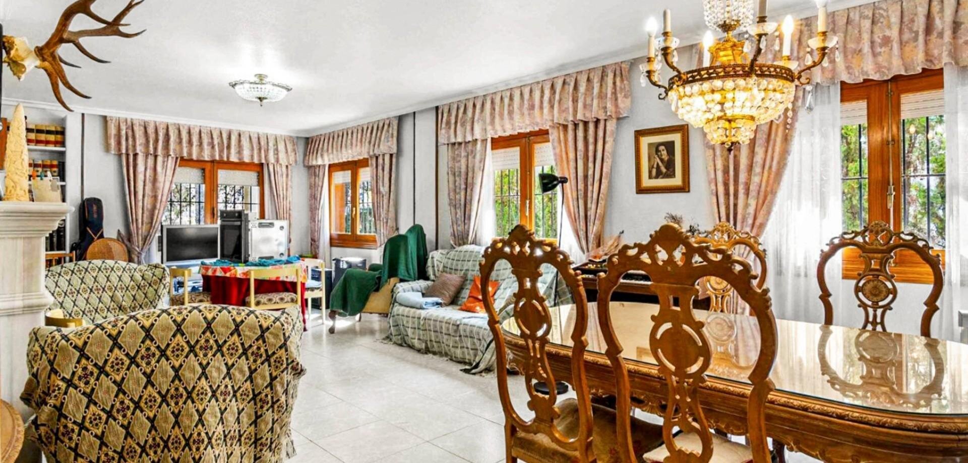 8-Bedroom Villa in La Siesta, Torrevieja - Image 9
