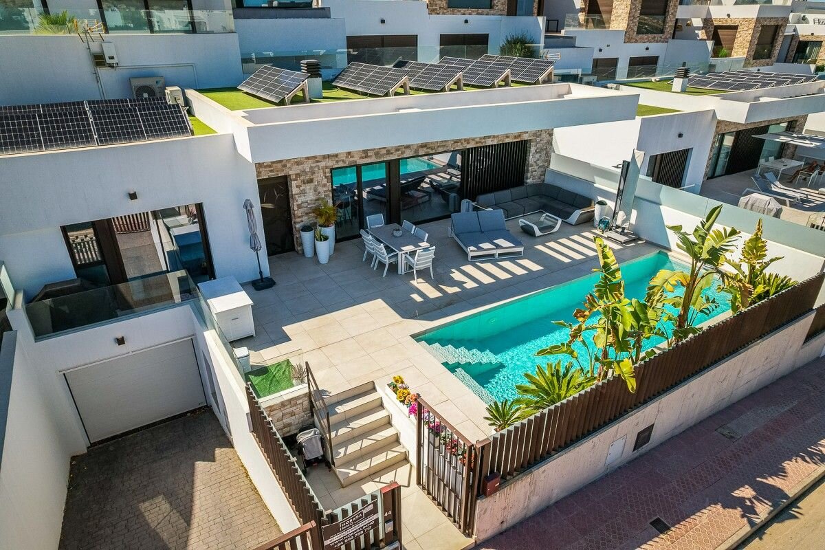 4-Bedroom Villa in Pueblo 5, Formentera del Segura - Image 1
