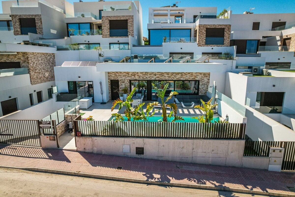 4-Bedroom Villa in Pueblo 5, Formentera del Segura - Image 5