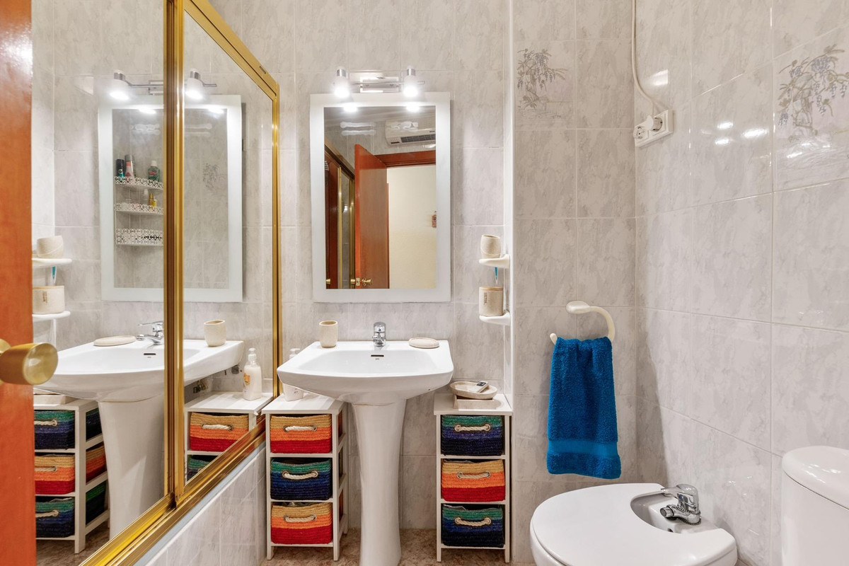 3-Bedroom Middle Floor Apartment in  Torrevieja | Sunny C... - Image 9