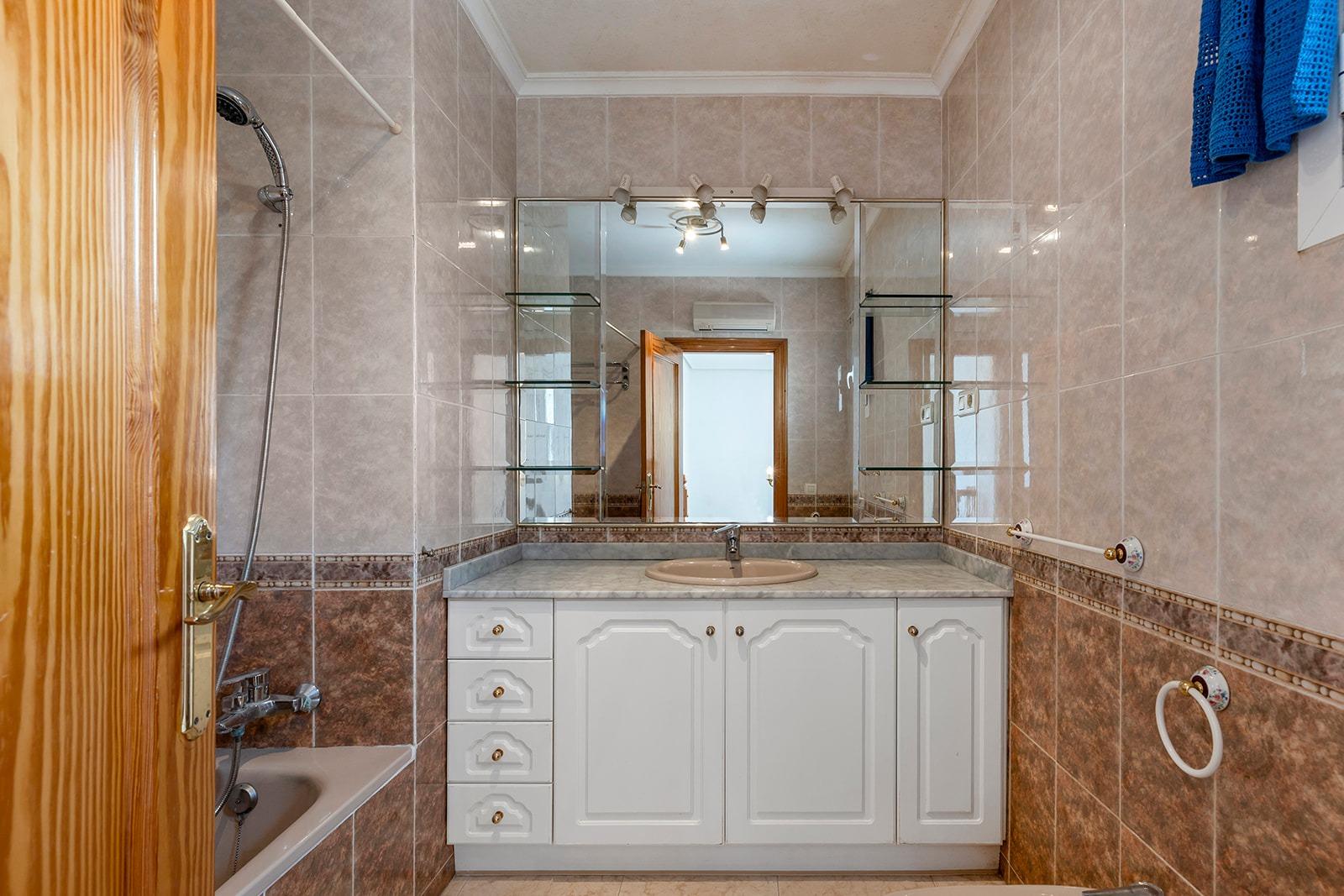 5-Bedroom Villa in  Torrevieja - Image 29