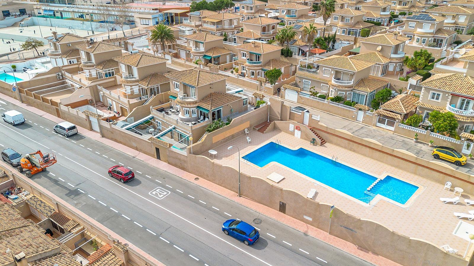 5-Bedroom Villa in  Torrevieja - Image 3