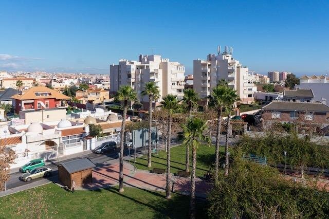 Apartamento de 3 Dormitorios en Playa del Cura, Torrevieja - Image 2
