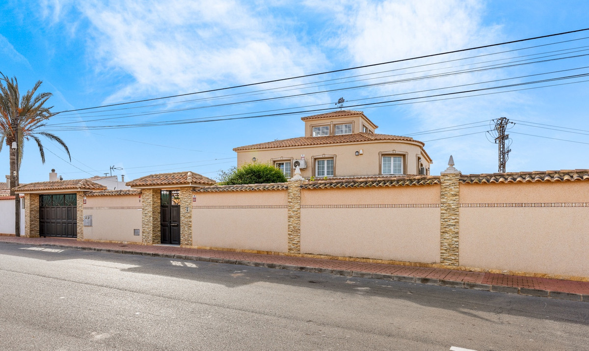 4-Bedroom Townhouse in Torrevieja | Sunny Casas - Costa ... - Image 2