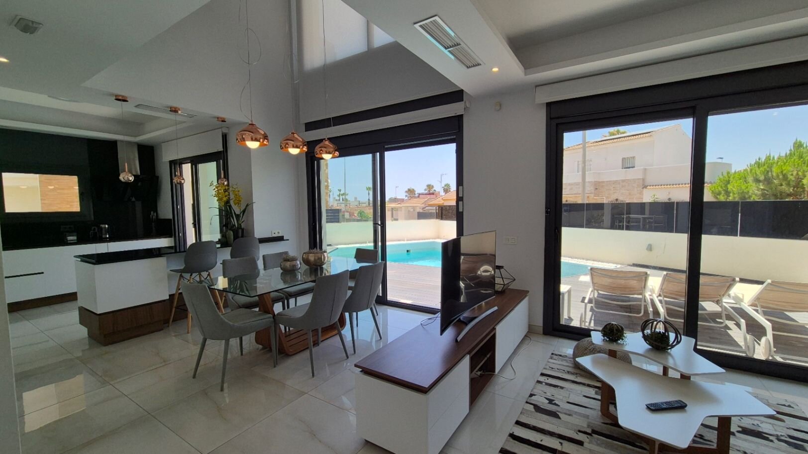 4-Bedroom Villa in Torreblanca, Torrevieja - Image 14