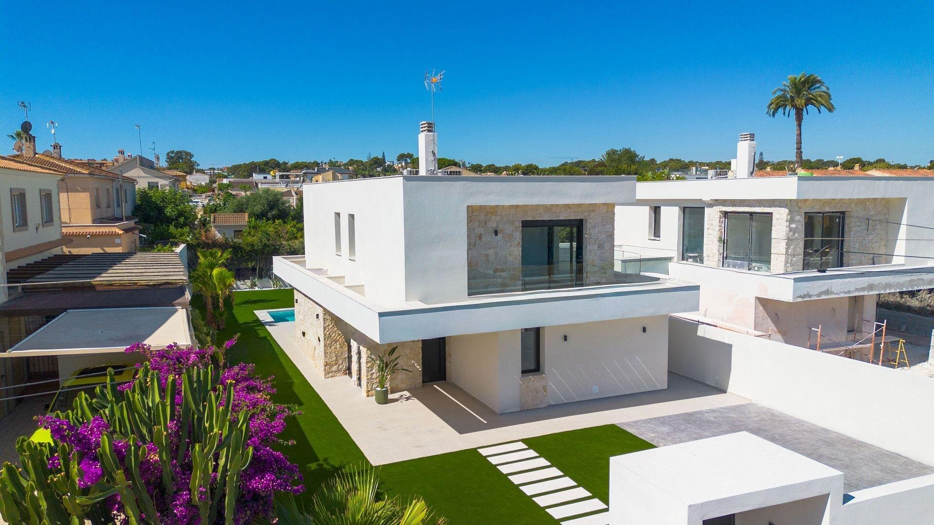 4-Bedroom Villa in Los Balcones - Los Altos del Edén, Torrevieja - Image 2