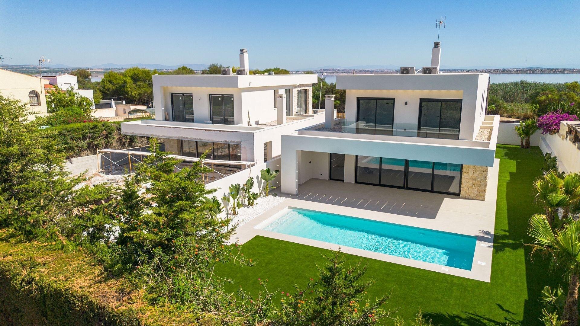 4-Bedroom Villa in Los Balcones - Los Altos del Edén, Torrevieja - Image 3