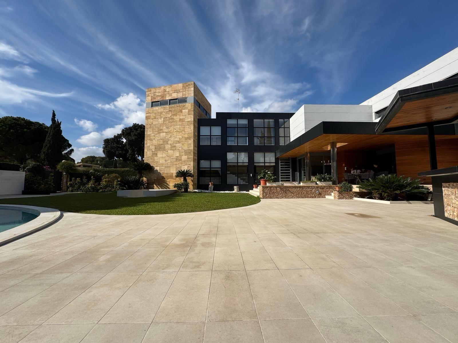 7-Bedroom Villa in Altos de Campoamor, Orihuela Costa - Image 2