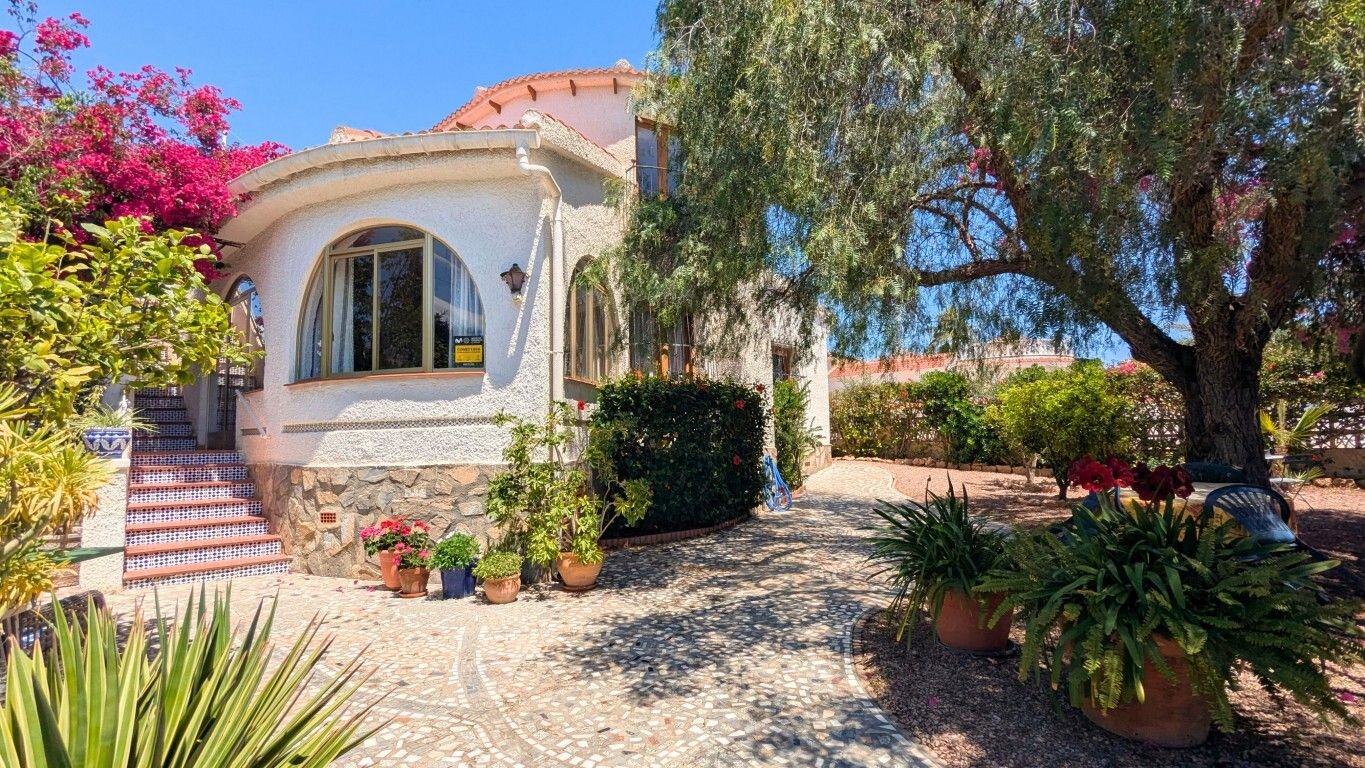 Villa met 4 Slaapkamers in Centro de la Ciudad Quesada, Rojales - Image 1
