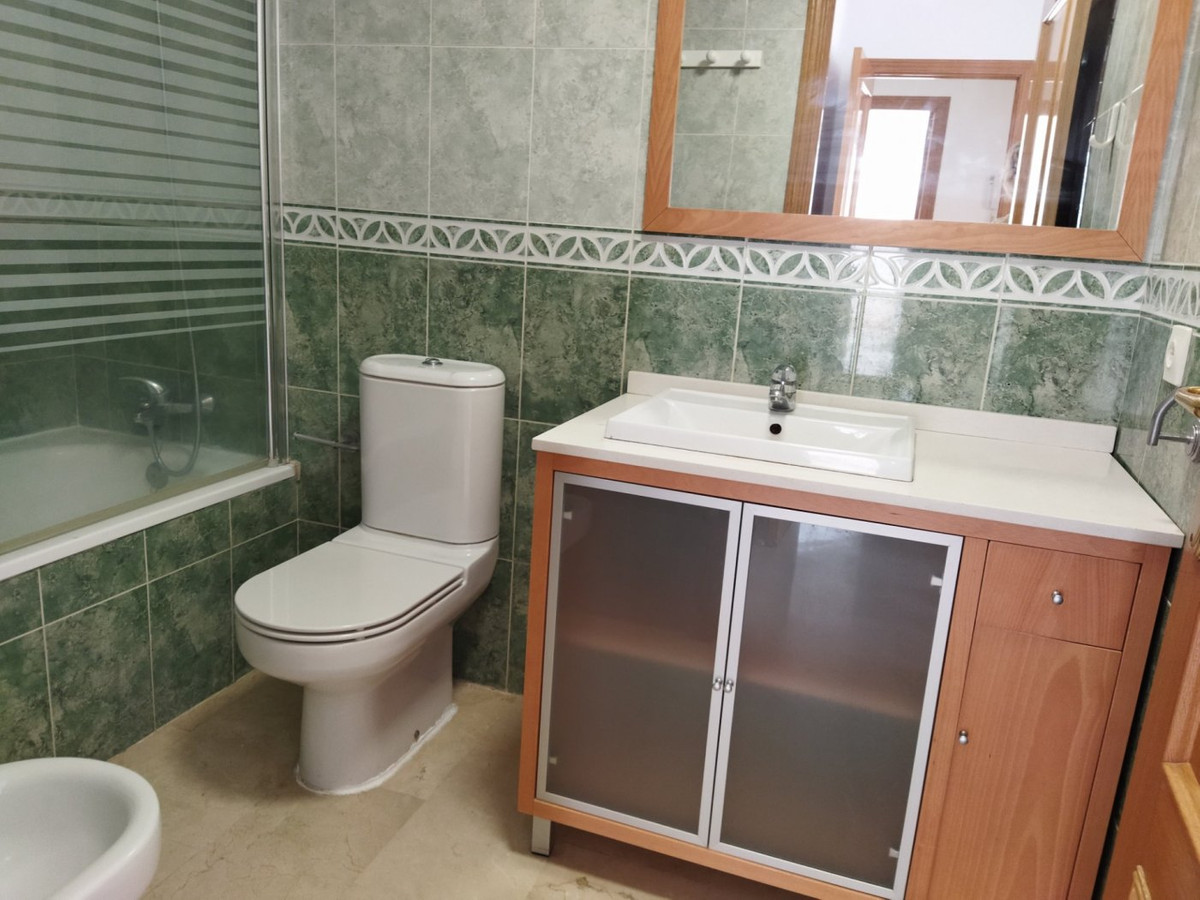 3-Bedroom Middle Floor Apartment in  Benidorm | Sunny Cas... - Image 9