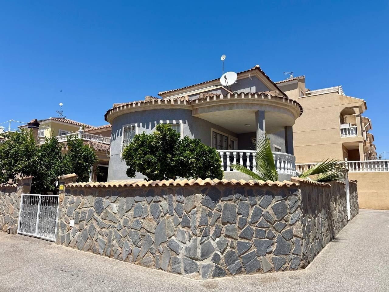 4-Bedroom Villa in Punta Prima, Orihuela Costa - Image 1