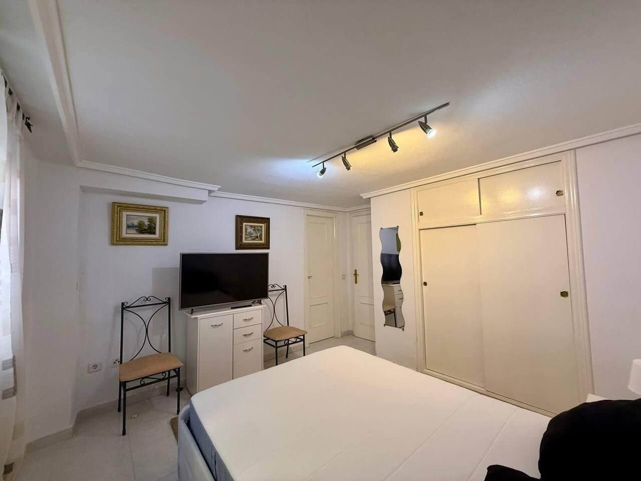 4-Bedroom Villa in Punta Prima, Orihuela Costa - Image 35