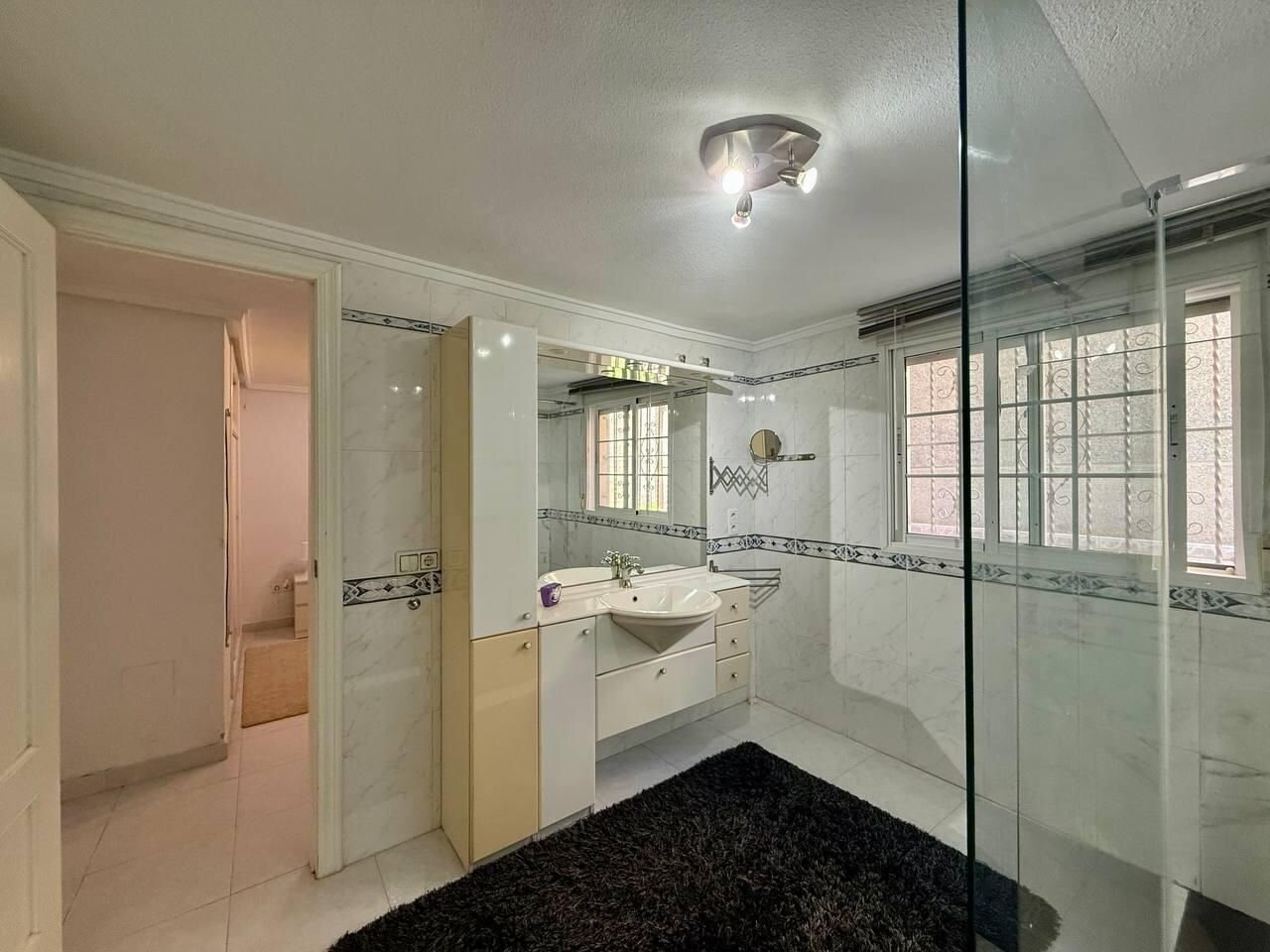 4-Bedroom Villa in Punta Prima, Orihuela Costa - Image 36