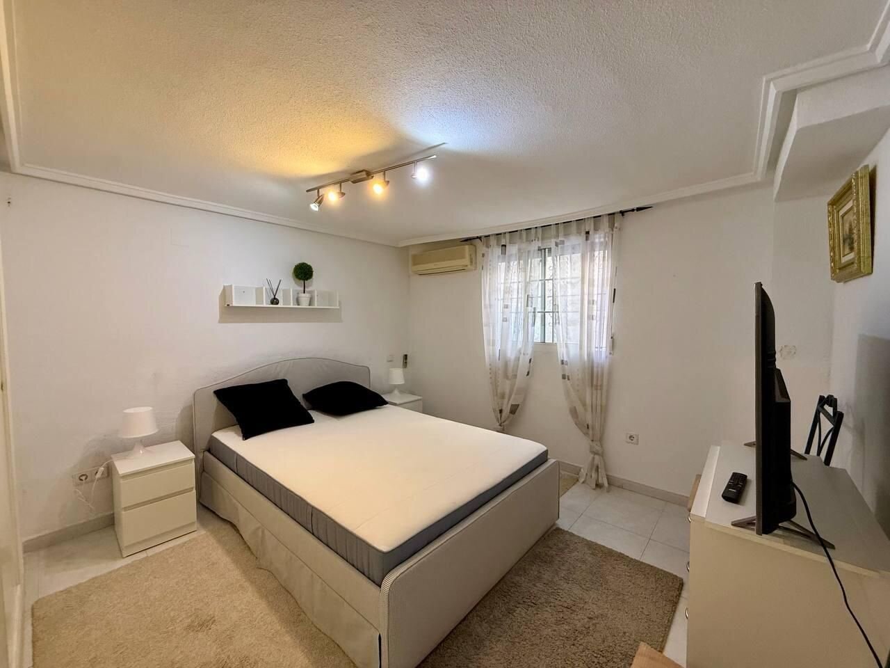 4-Bedroom Villa in Punta Prima, Orihuela Costa - Image 38