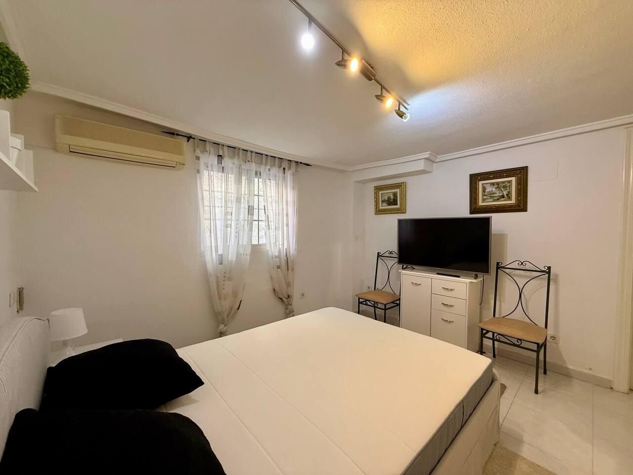4-Bedroom Villa in Punta Prima, Orihuela Costa - Image 39