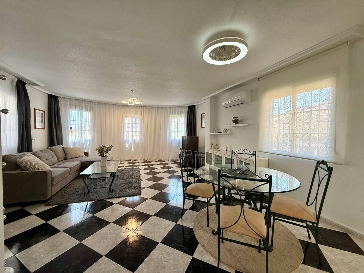 4-Bedroom Villa in Punta Prima, Orihuela Costa - Image 4