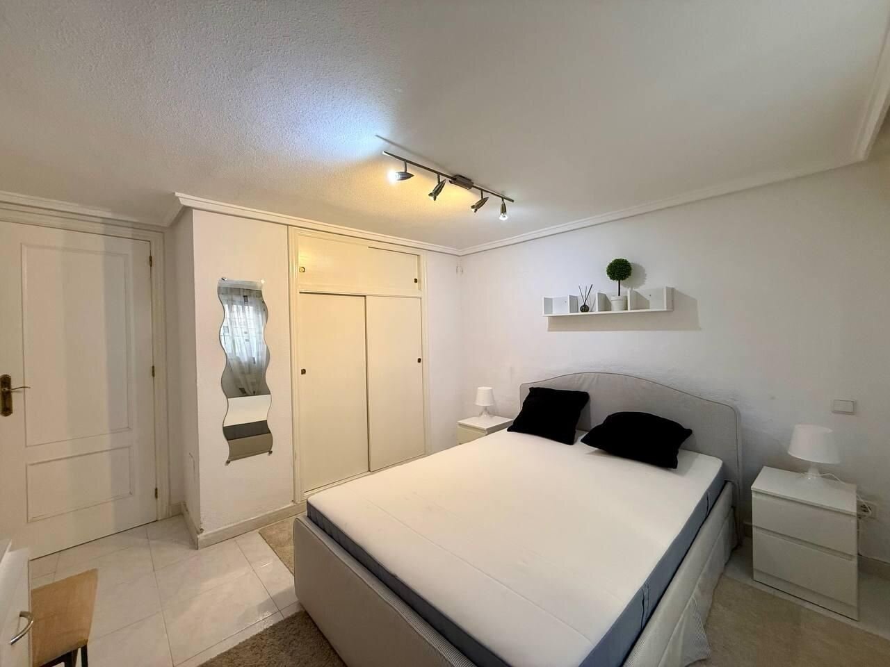 4-Bedroom Villa in Punta Prima, Orihuela Costa - Image 45