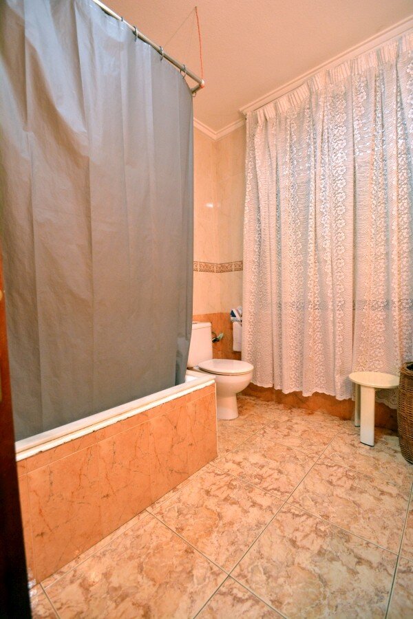 4-Bedroom House in Pueblo, Guardamar del Segura - Image 16