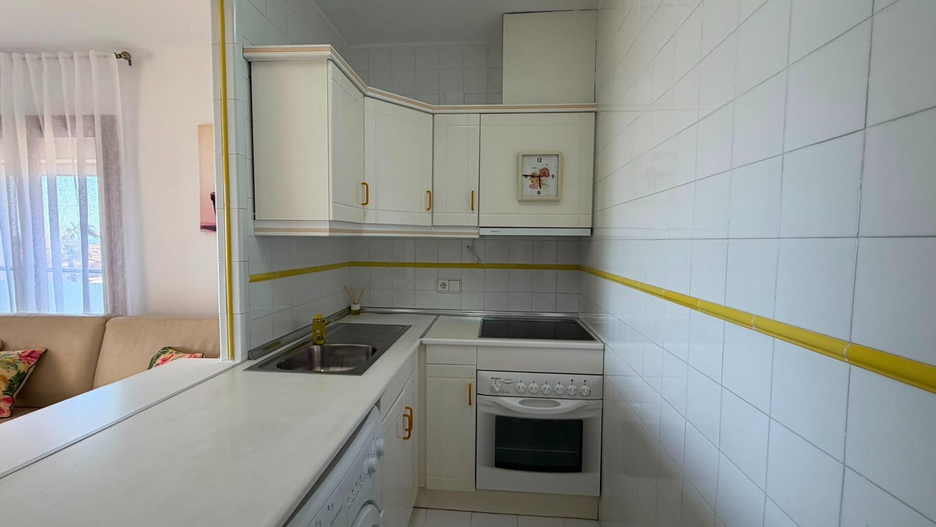 1-Bedroom Apartment in Torreblanca, Torrevieja - Image 13