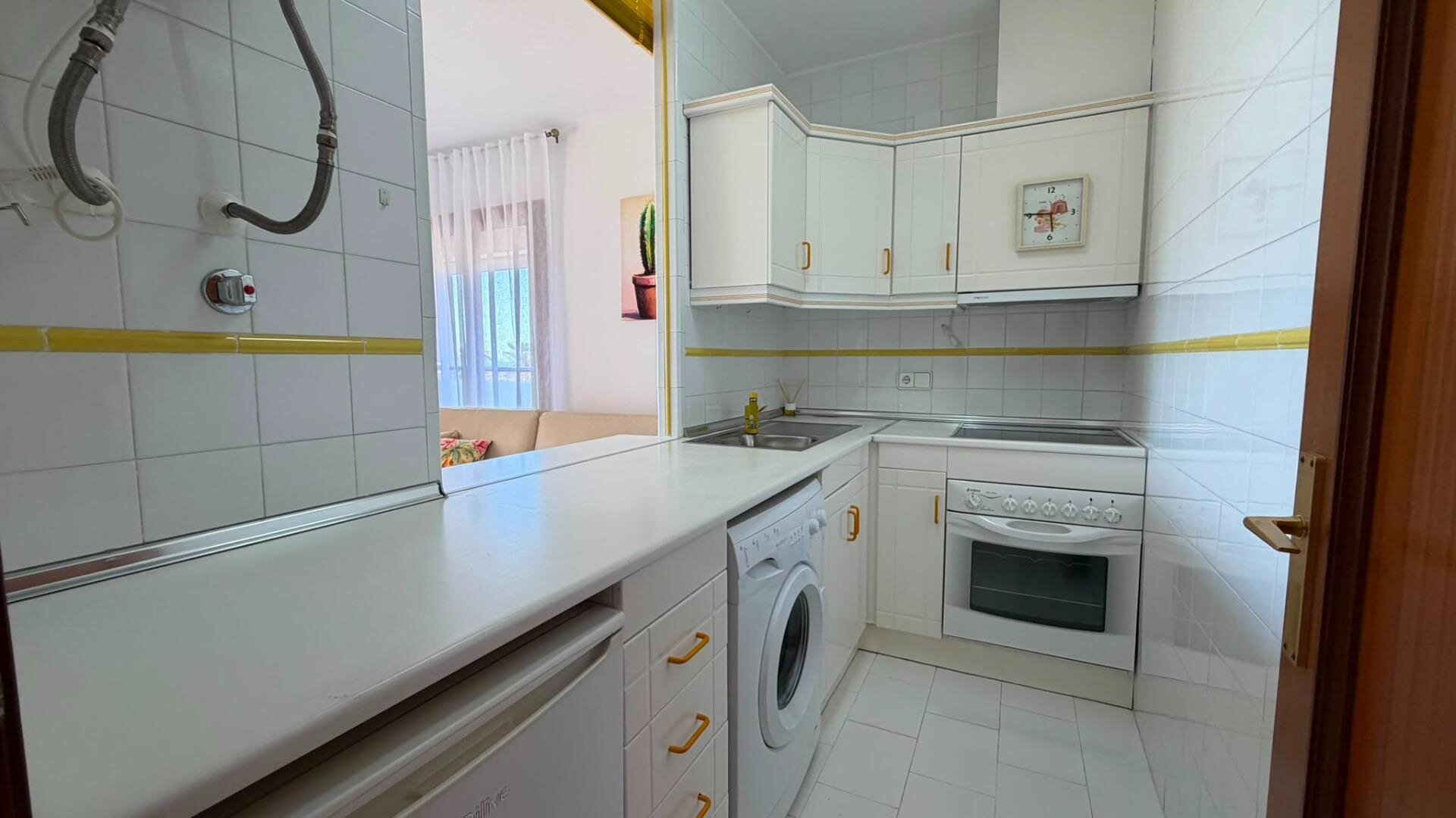 1-Bedroom Apartment in Torreblanca, Torrevieja - Image 14