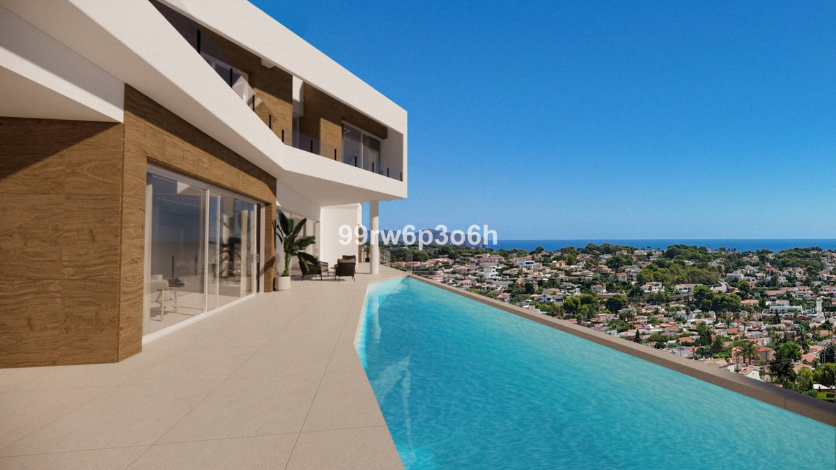 4-Bedroom Detached House in  Calpe - Image 1