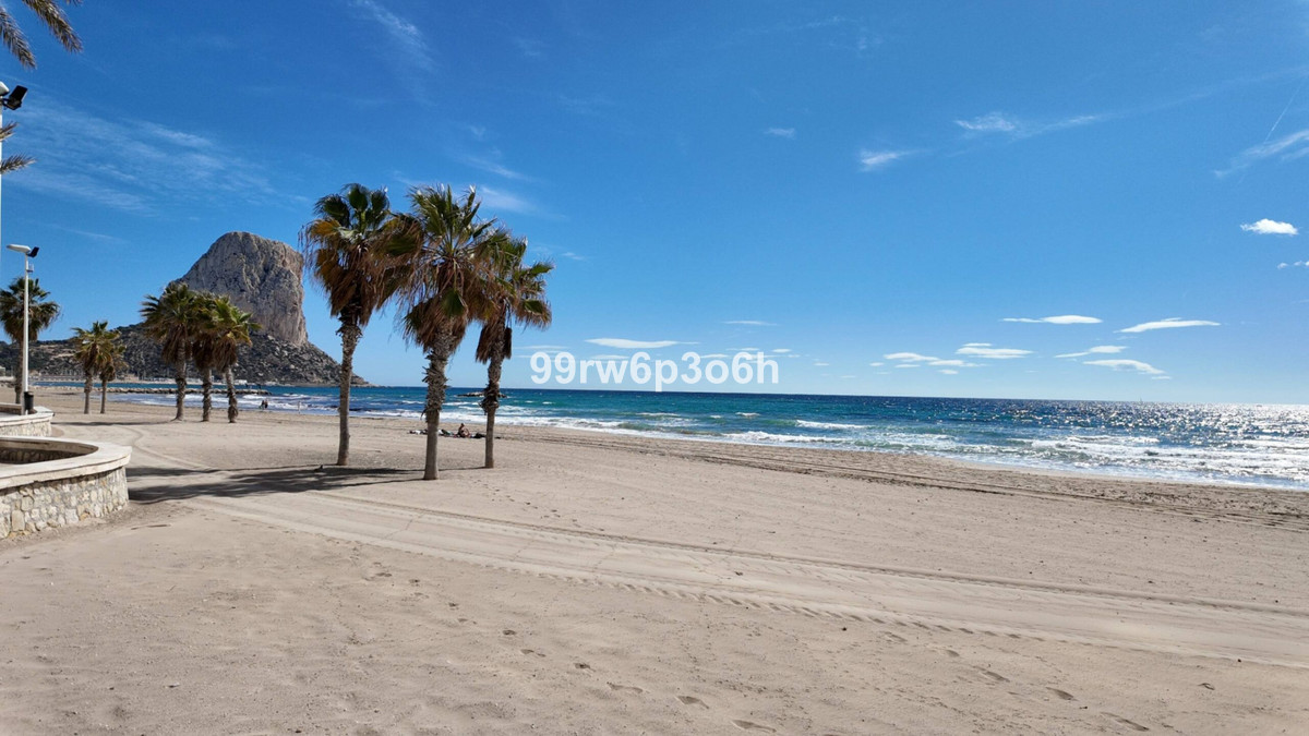 4-Bedroom Detached House in  Calpe - Image 22