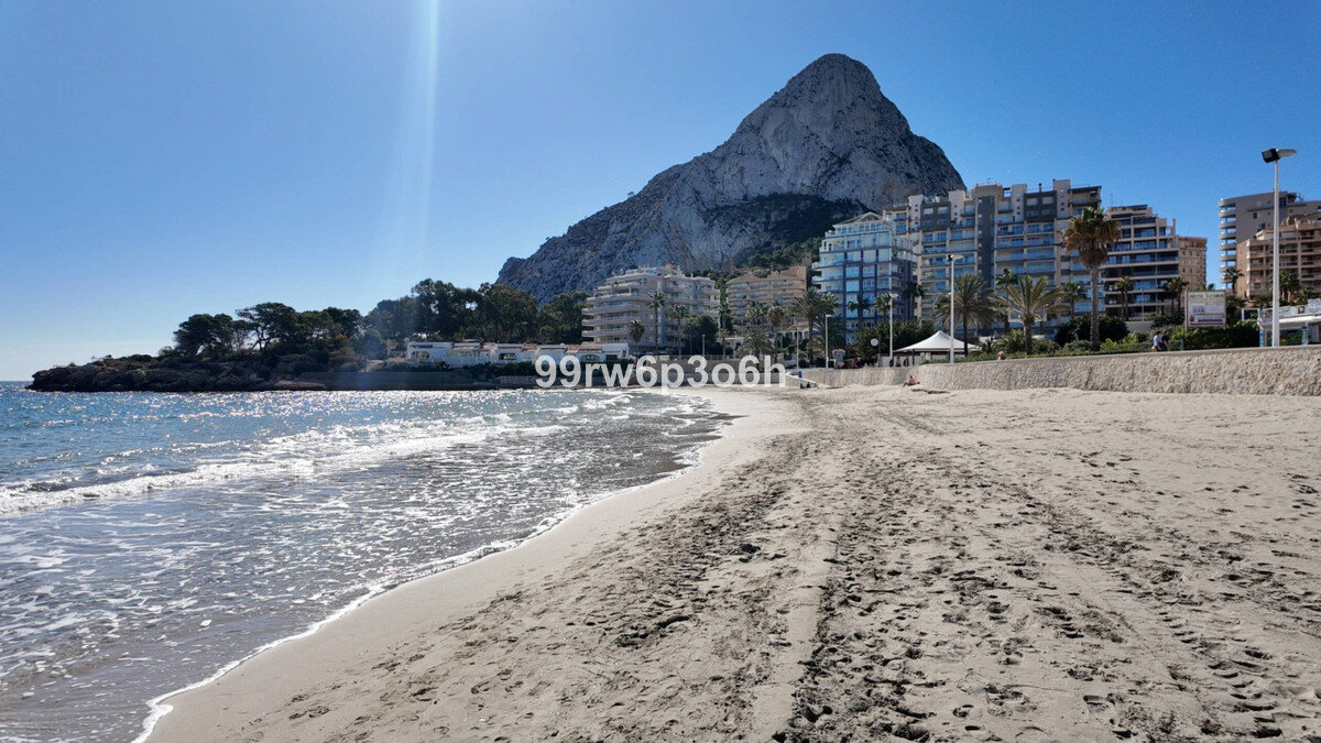 4-Bedroom Detached House in  Calpe - Image 23