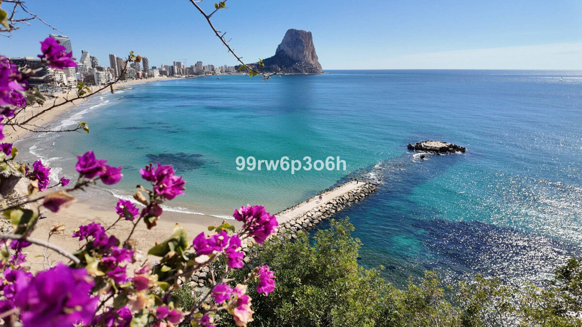 4-Bedroom Detached House in  Calpe - Image 25