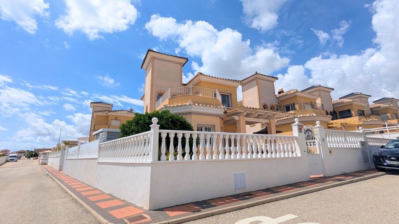 3-Bedroom Villa in Costa Blanca Sur, Algorfa - Image 1