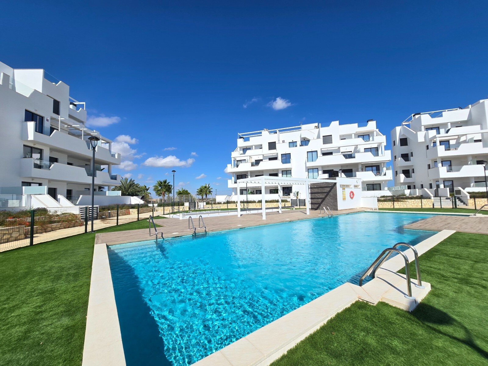 2-Bedroom Apartment in Los Alcázares - Image 2