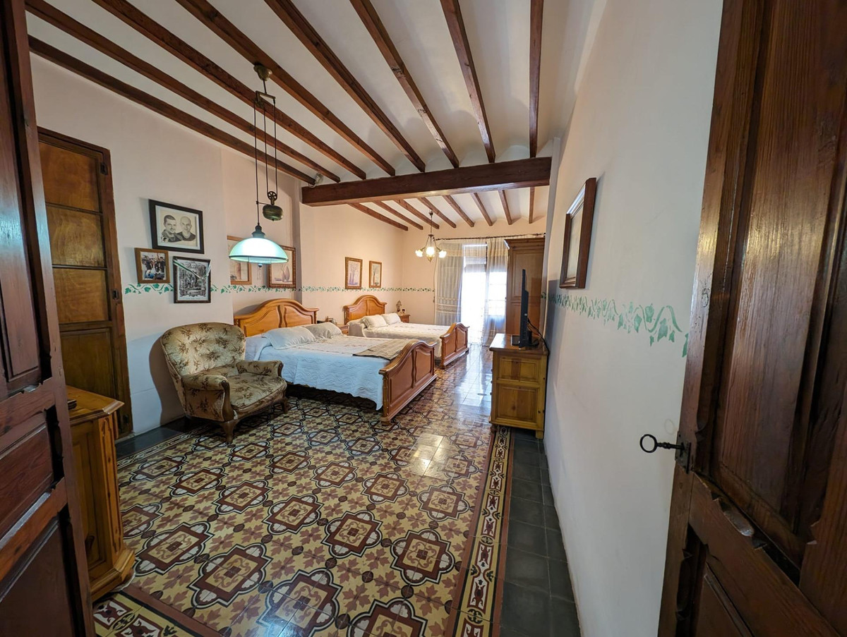 4-Bedroom Bungalow in  La Nucia | Sunny Casas - Costa Bla... - Image 4