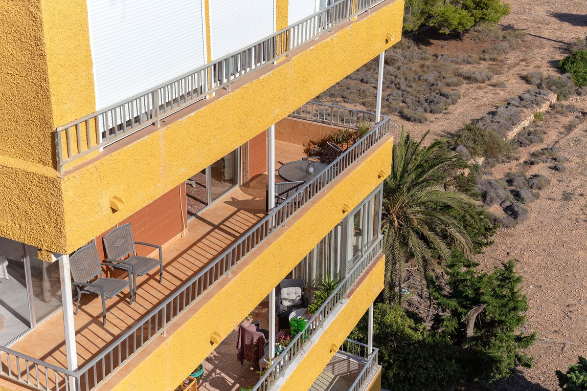 Tussenwoning met 2 Slaapkamers in Punta Prima, Orihuela C... - Image 16