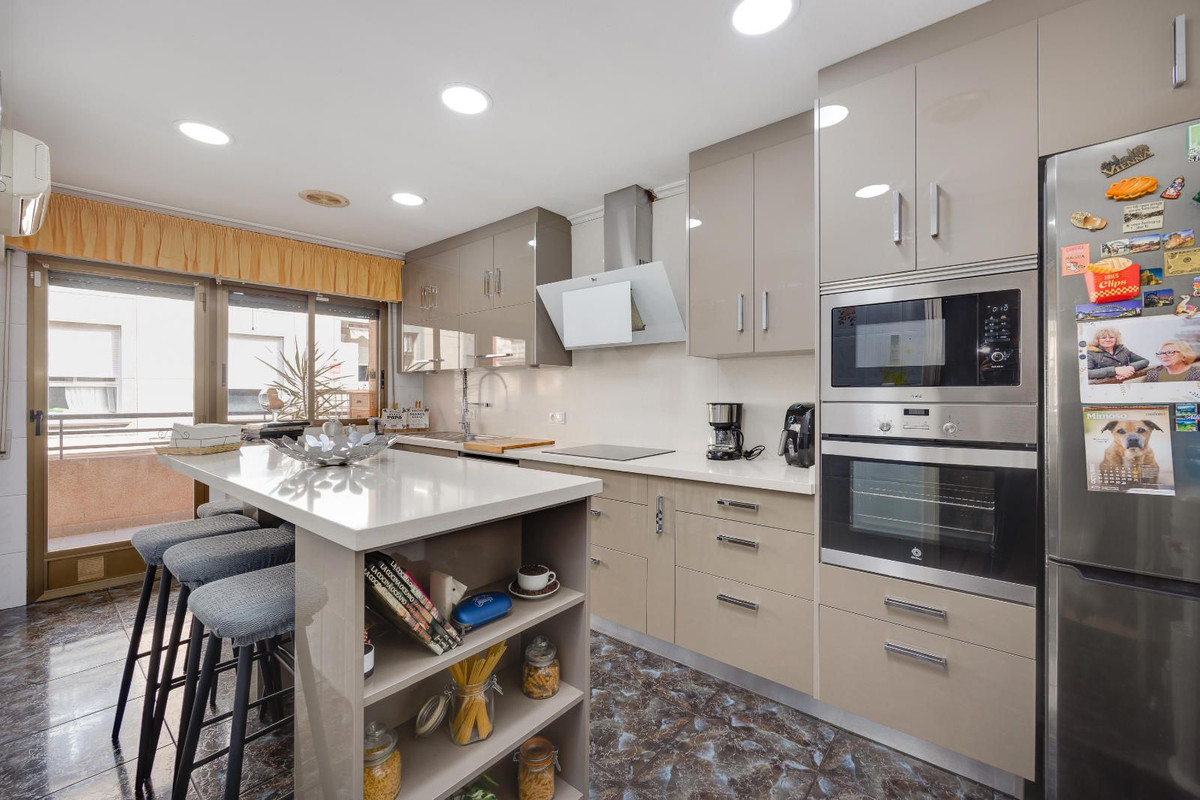 5-Bedroom Middle Floor Apartment in  Torrevieja | Sunny C... - Image 8