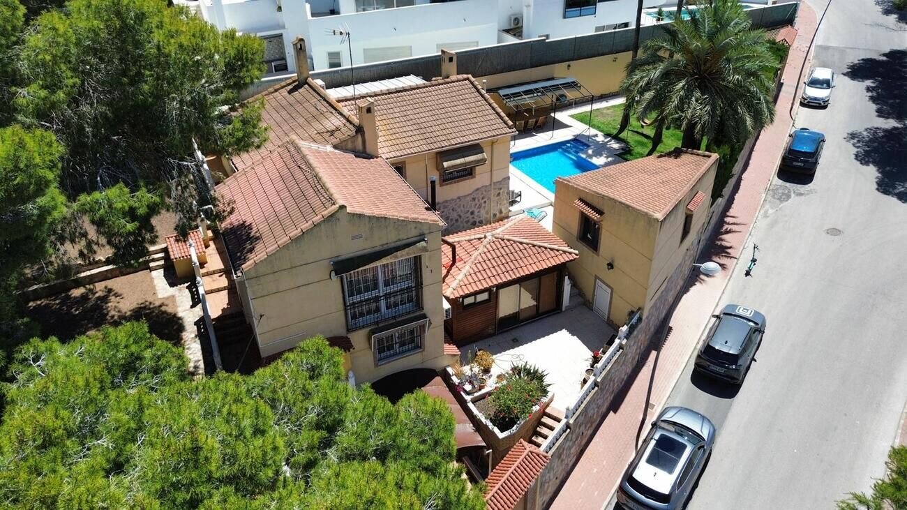 4-Bedroom Villa in La Siesta, Torrevieja - Image 1