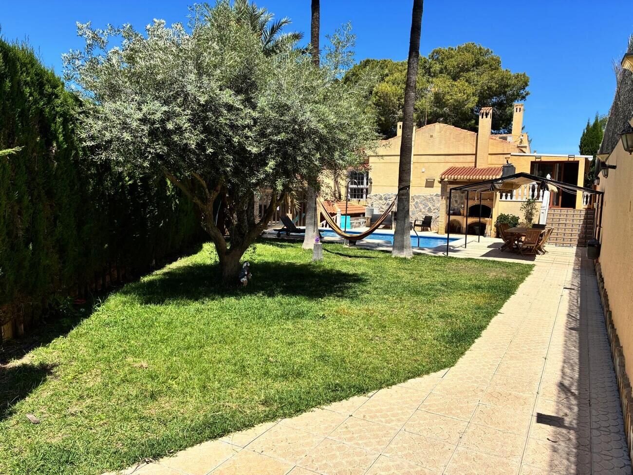 4-Bedroom Villa in La Siesta, Torrevieja - Image 2