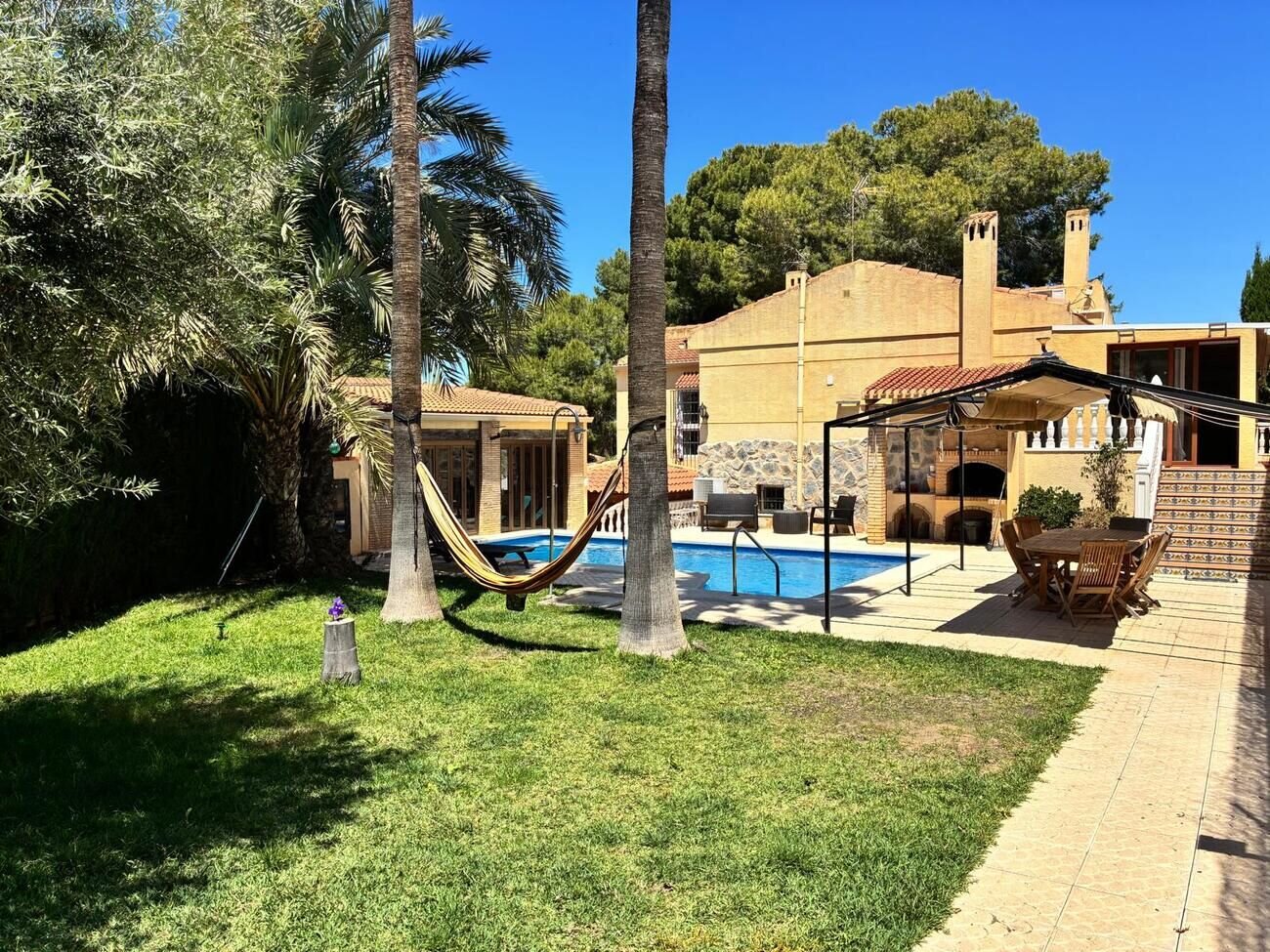 4-Bedroom Villa in La Siesta, Torrevieja - Image 25