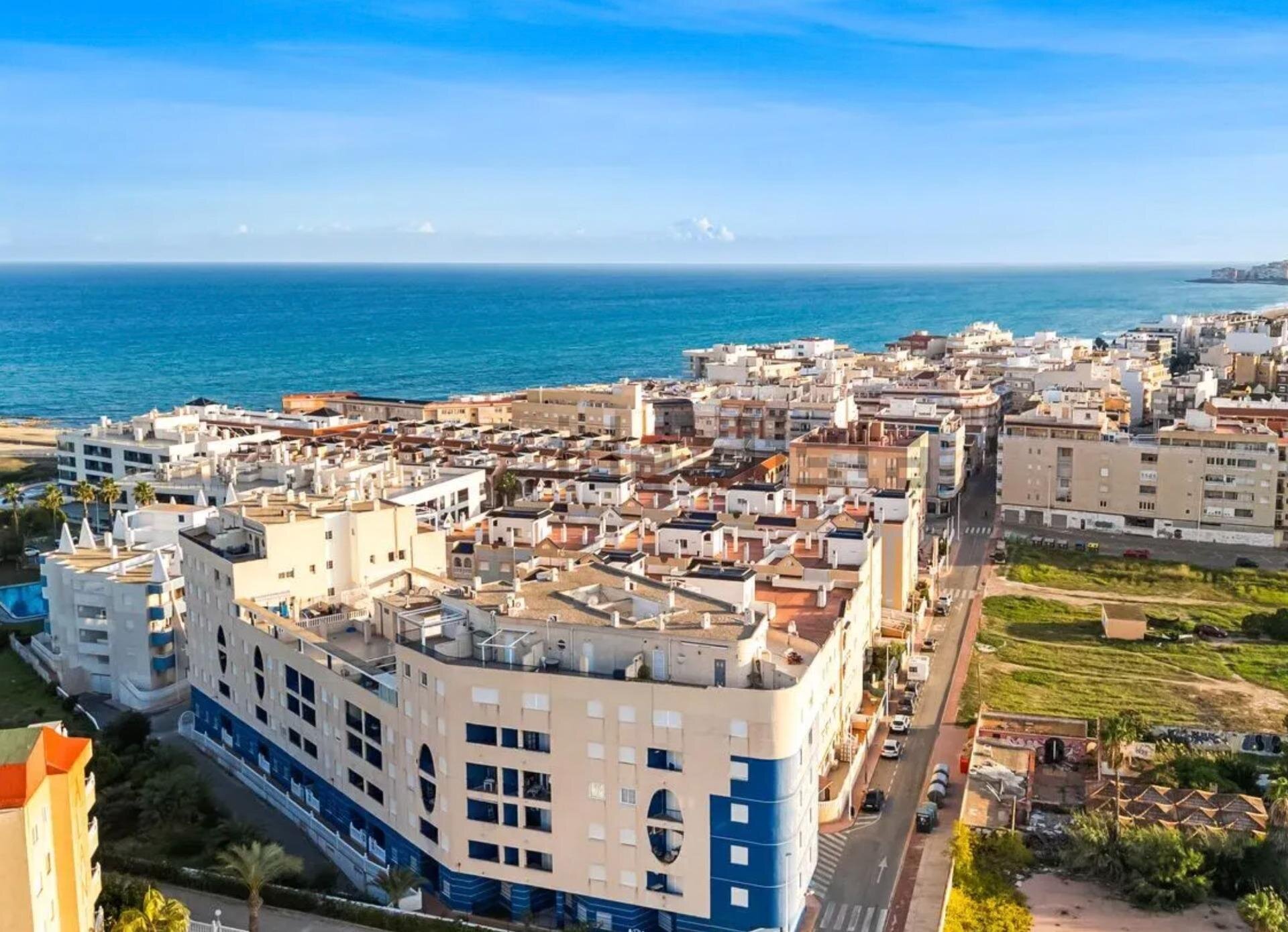 2-Bedroom Apartment in Gaspar Perrelló, Torrevieja - Image 2