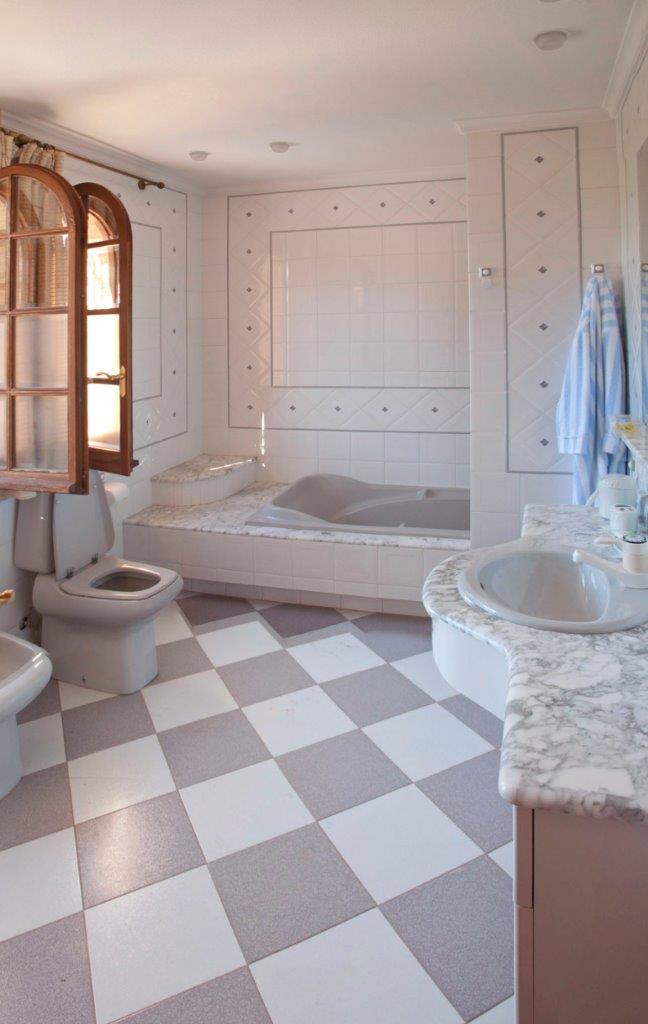 5-Bedroom Villa in Villamartin, Orihuela Costa - Image 12